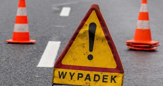 9-letni chłopiec zginął w wypadku, do którego doszło w powiecie żuromińskim na Mazowszu. 9-latek zeskoczył z ciągnika rolniczego prosto pod koła nadjeżdżającego z przeciwnej strony busa. 