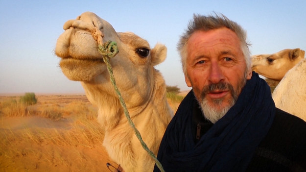 Pół wieku to zdecydowanie zbyt mało na eksplorację Sahary. Wie o tym francuski archeolog Thierry Tillet, wyruszając na kolejną wyprawę przez pustynię. Tym razem, z karawaną i lokalnymi przewodnikami będzie szukać starożytnych szlaków handlowych. Mimo, że większość naukowców zamienia dziś wielbłądy na terenówki, to dla 68-latka nie ma nic lepszego niż podróż na wielbłądzim garbie.
