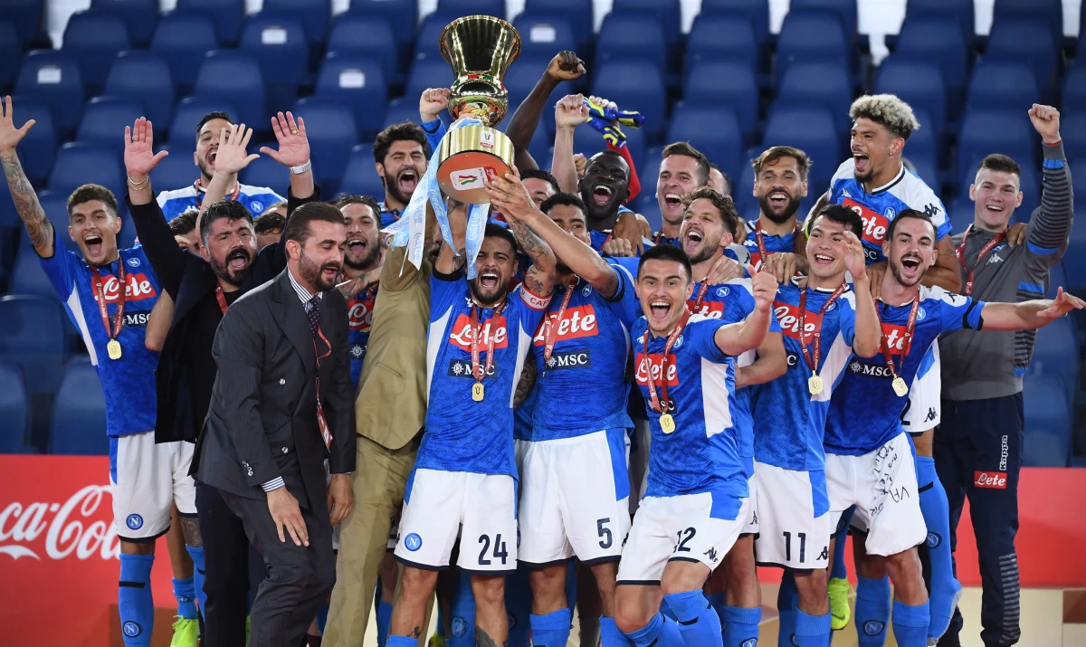 Napoli, którego piłkarzami są Piotr Zieliński i Arkadiusz Milik, zwyciężyło w finale w Rzymie w rzutach karnych Juventus Turyn 4-2 i po raz szósty w historii sięgnęło po piłkarski Puchar Włoch. Wojciech Szczęsny był rezerwowym bramkarzem pokonanych.