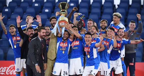 Napoli, którego piłkarzami są Piotr Zieliński i Arkadiusz Milik, zwyciężyło w finale w Rzymie w rzutach karnych Juventus Turyn 4-2 i po raz szósty w historii sięgnęło po piłkarski Puchar Włoch. Wojciech Szczęsny był rezerwowym bramkarzem pokonanych.