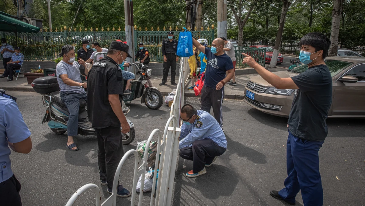 Władze Chin odwołały do środy 1,5 tysiąca krajowych lotów z lotnisk Pekinu, w związku z nową falą koronawirusa w stolicy Chin. Pasażerowie oddają bilety lotnicze i otrzymują zwrot pieniędzy. Nie wiadomo na jak długo loty zostały wstrzymane. Stwierdzono kolejne 28 przypadków zakażenia.
