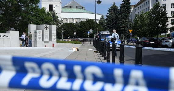 "Problemy osobiste popchnęły mnie do tego czynu" - powiedział policjantom podczas przesłuchania w szpitalu mężczyzna, który przedwczoraj podpalił się przed Sejmem. 48-latek z Małopolski, ugaszony przez funkcjonariuszy i przechodniów, z obrażeniami trafił do szpitala. 