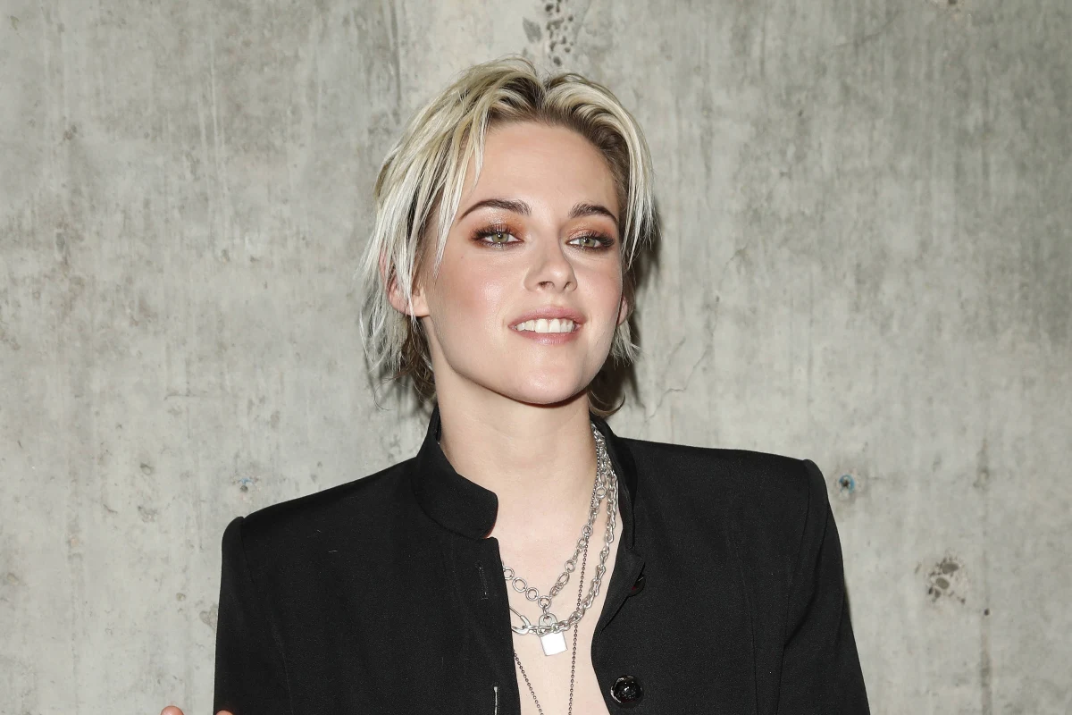 Kristen Stewart zagra księżną Dianę w filmie biograficznym "Spencer". Zdjęcia, jak podaje serwis filmowy Deadline.com, mają ruszyć na początku przyszłego roku. Reżyserem będzie Pablo Larraín, twórca filmu "Jackie", w którym rolę Jackie Kennedy zagrała Natalie Portman. ​Jak podaje Deadline, akcja nowego filmu rozgrywać się będzie w ciągu trzech dni na początku lat 90. w czasie Bożego Narodzenia. To wtedy Diana podjęła decyzję o rozwodzie z księciem Karolem.