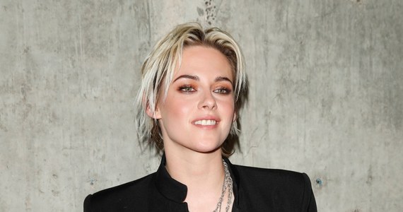 Kristen Stewart zagra księżną Dianę w filmie biograficznym "Spencer". Zdjęcia, jak podaje serwis filmowy Deadline.com, mają ruszyć na początku przyszłego roku. Reżyserem będzie Pablo Larraín, twórca filmu "Jackie", w którym rolę Jackie Kennedy zagrała Natalie Portman. ​Jak podaje Deadline, akcja nowego filmu rozgrywać się będzie w ciągu trzech dni na początku lat 90. w czasie Bożego Narodzenia. To wtedy Diana podjęła decyzję o rozwodzie z księciem Karolem.