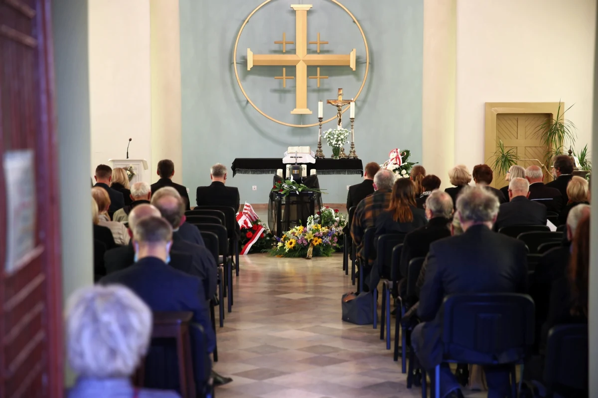 U kilku uczestników pogrzebu Jerzego Pilcha potwierdzono zakażenie koronawirusem. W uroczystościach żałobnych brało udział kilkadziesiąt osób, w tym wielu przedstawicieli świata kultury i sztuki.