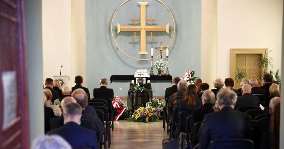 U kilku uczestników pogrzebu Jerzego Pilcha potwierdzono zakażenie koronawirusem. W uroczystościach żałobnych brało udział kilkadziesiąt osób, w tym wielu przedstawicieli świata kultury i sztuki.