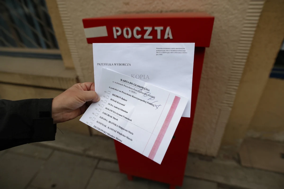 Państwowa Wytwórnia Papierów Wartościowych nie dostała z MSWiA pieniędzy za wydrukowanie 30 milionów kart do głosowania, oświadczeń o tajnym oddaniu głosu i instrukcji głosowania w wyborach, jakie miały się odbyć w maju - ustalił dziennikarz RMF FM Tomasz Skory. Koszty druku wg decyzji premiera miało ponieść MSWiA, ale resort Wytwórni za to nie zapłacił, bo… nie zawarł z nią umowy w tej sprawie.