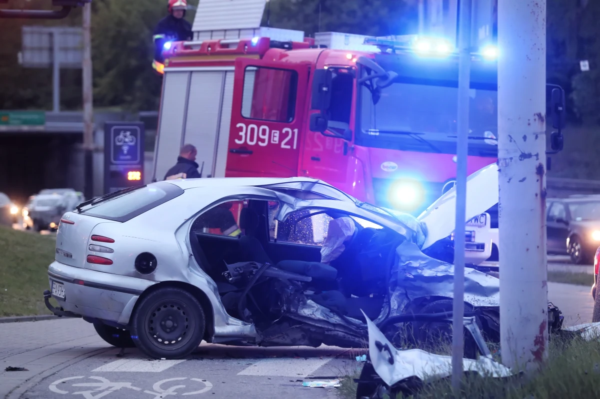 Nie żyje 17-latka, ranna w wypadku, do którego doszło 30 maja na skrzyżowaniu al. Włókniarzy i ul. Konstantynowskiej w Łodzi. Pijany kierowca staranował wtedy auto z czterema osobami.