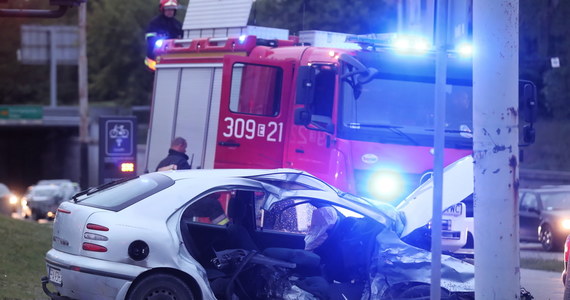 Nie żyje 17-latka, ranna w wypadku, do którego doszło 30 maja na skrzyżowaniu al. Włókniarzy i ul. Konstantynowskiej w Łodzi. Pijany kierowca staranował wtedy auto z czterema osobami.