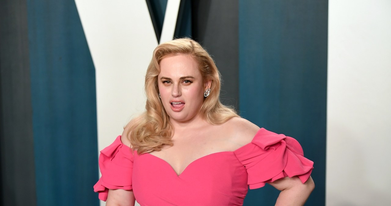 Rebel Wilson postanowiła poddać się wizualnej metamorfozie. Gwiazda "Oszustek", której figura mocno odbiega od obowiązującego w show-biznesie kanonu piękna, podjęła walkę z nadwagą. A opiekujący się nią trener personalny wyjawił, jak wyglądają jej codzienne treningi.