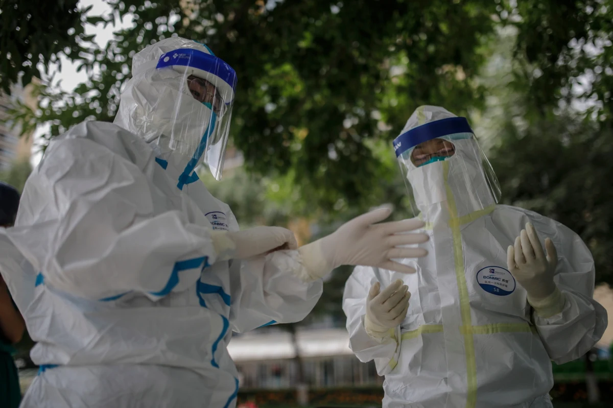 Ludzie mogą nigdy nie nabyć długotrwałej odporności na Covid-19 - stwierdzili chińscy i amerykańscy naukowcy na podstawie badania próbek pobranych w mieście Wuhan. Ich niezweryfikowane dotąd wnioski opisuje w czwartek dziennik "South China Morning Post".