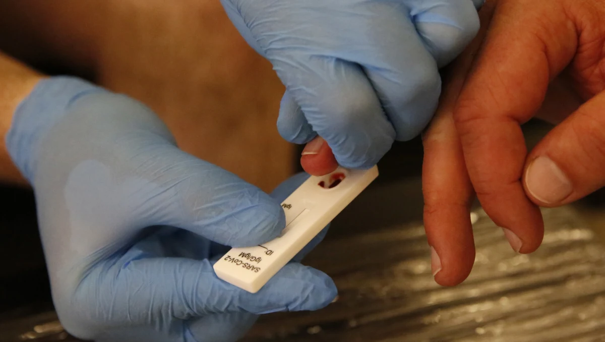 16 osób jest zakażonych koronawirusem SARS-CoV-2 w wykrytym ognisku w niewielkim zakładzie odzieżowym w Toruniu - to głównie pracownicy. W czwartek poinformowano o kolejnych 8 pozytywnych wynikach testów. Dwie próbki są jeszcze badane.