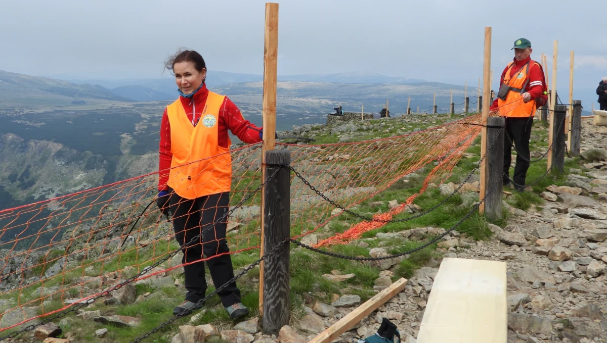 Na szczycie Śnieżki pojawiły się barierki, które mają uniemożliwić turystom poruszanie się po wyjątkowo cennych przyrodniczo obszarach. 