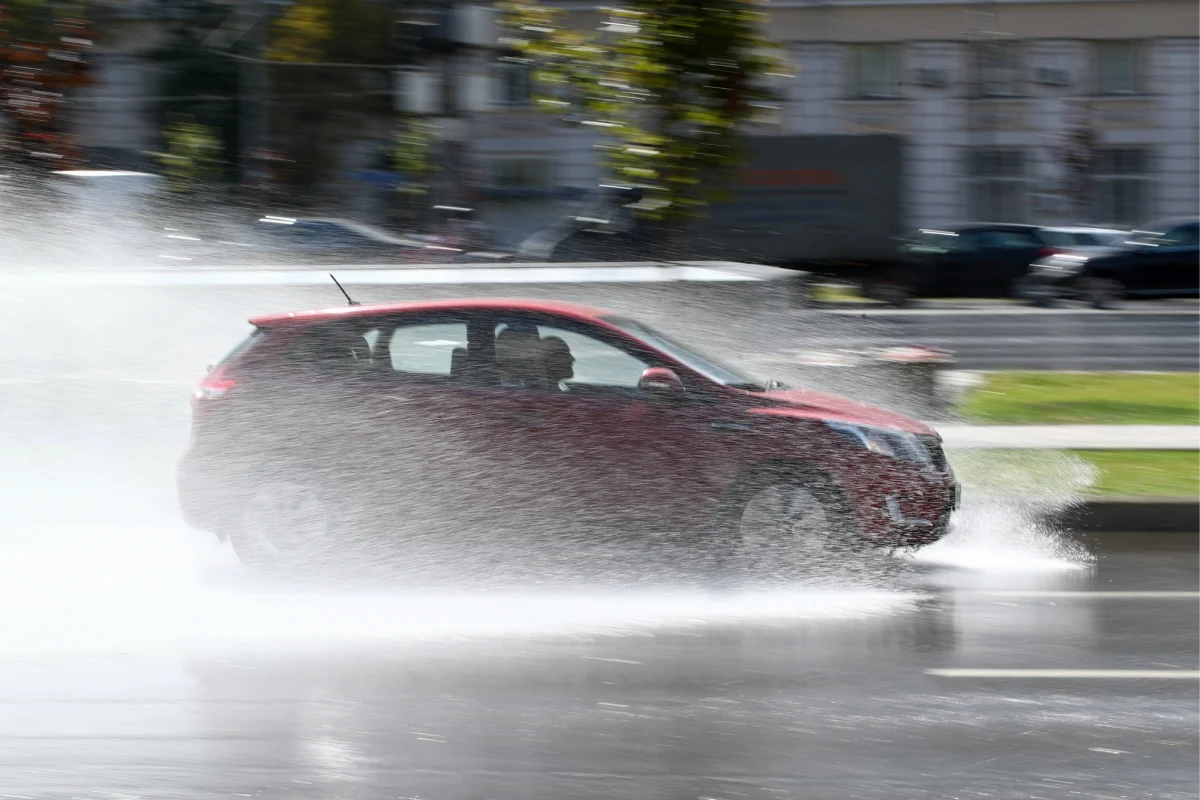 Oberwanie chmury nad Bytomiem. Strażacy pomagają wypompowywać tam wodę z zalanych miejsc. Burze i gwałtowne opady w całym kraju mogą występować dziś do późnych godzin nocnych.