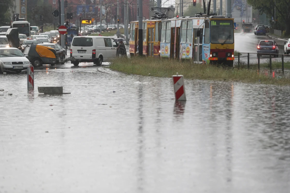 Kilkaset interwencji strażaków w całej Polsce. Nad kilkoma województwami przeszły gwałtowne burze i ulewne deszczy. Służby interweniowały m.in. w Łódzkiem oraz na Mazowszu. 
