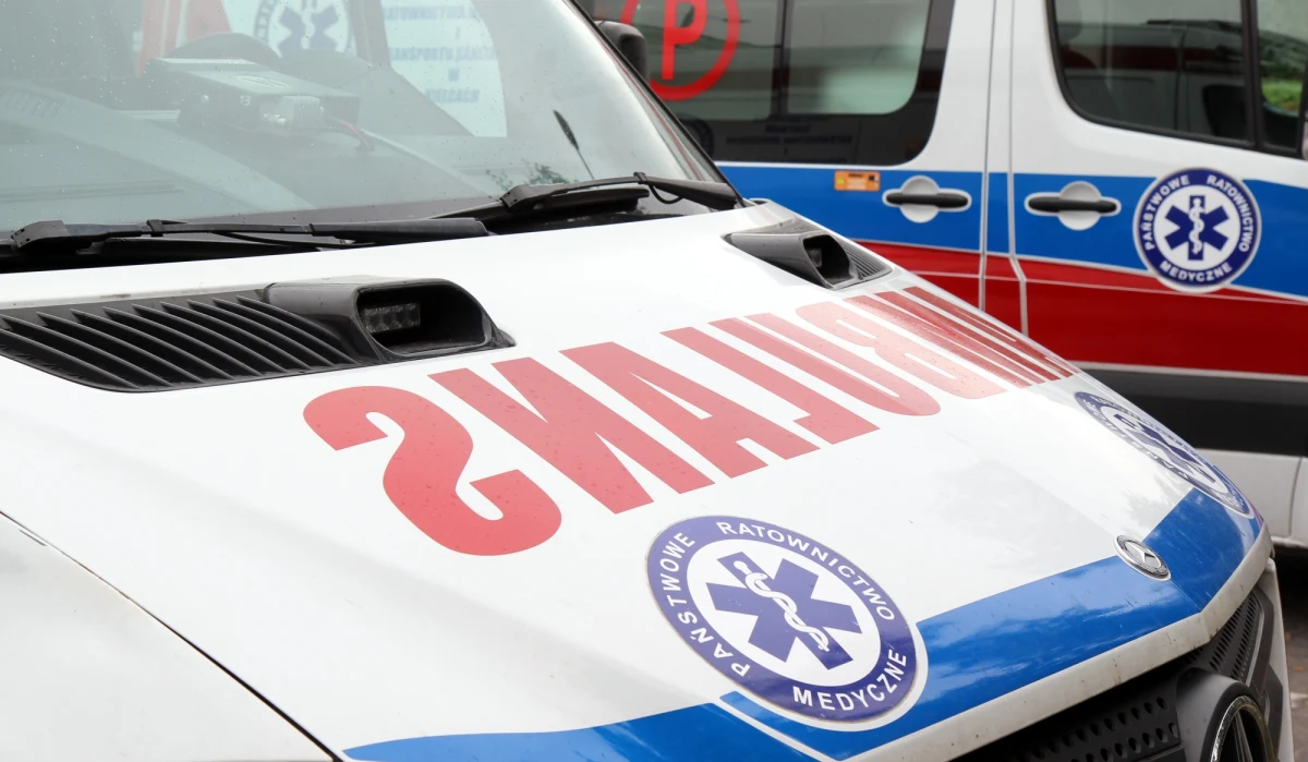 Prokuratura w Radomiu prowadzi śledztwo ws. śmierci zarażonej koronawirusem 59-letniej pielęgniarki ze szpitala w Kozienicach (Mazowieckie). Kobieta była transportowana z kozienickiej lecznicy do kliniki w Warszawie karetką, bez lekarza i bez podłączenia do respiratora.