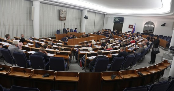 ​Senat przyjął w czwartek poprawki do tzw. Tarczy antykryzysowej 4.0; część z nich wykreśla z ustawy przepisy, które - zdaniem Senatu - nie są związane z COVID-19 i nie powinny się w niej znaleźć, np. dotyczące kodeksu karnego. Poprawkami Senatu zajmie się teraz Sejm.