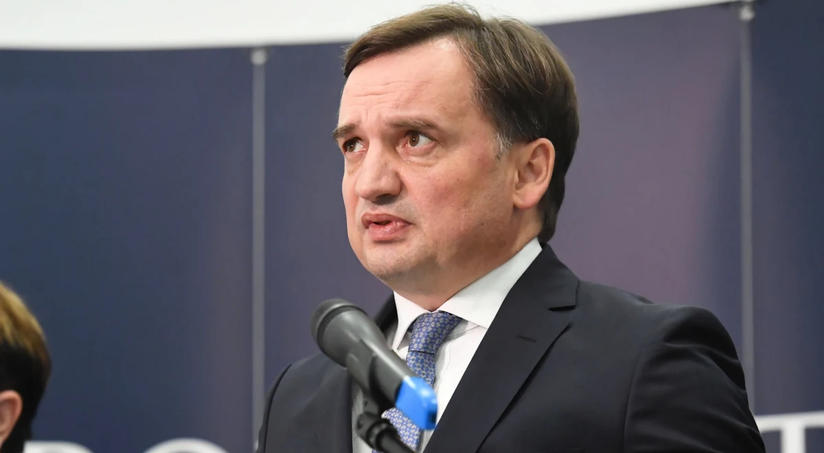 Jest akt oskarżenia przeciwko Janowi S., którego prokuratura oskarża o zlecenie zabójstwa ministra sprawiedliwości, prokuratora generalnego Zbigniewa Ziobry. Mężczyzna oskarżony jest także m.in. o podżeganie do zabójstwa prokuratora i policjantów antynarkotykowych z komendy stołecznej oraz próby przekupienia strażnika z aresztu i psychologa. W sumie usłyszał 14 zarzutów. Grozi mu dożywocie.