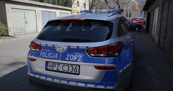 Trwa wyjaśnianie okoliczności wieczornej interwencji policji w Żyrardowie na Mazowszu, w trakcie której funkcjonariusz śmiertelnie postrzelił kobietę. Wcześniej 31-latka poraniła nożami mężczyznę i zaatakowała policjantów.