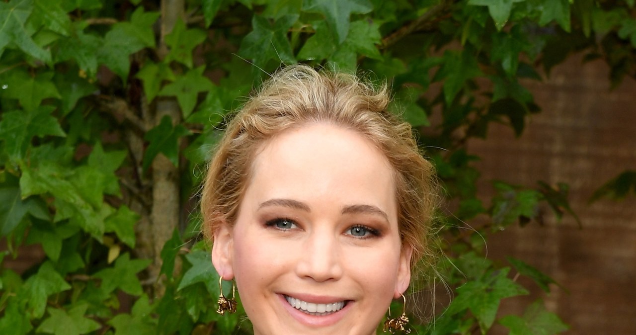 Jennifer Lawrence wielokrotnie podkreślała, że media społecznościowe to nie jest jej świat i dlatego nie zamierza korzystać z żadnego z nich. Mimo to 16 czerwca założyła sobie konto na Twitterze i od razu zamieściła tam swój pierwszy post. Był w nim film poświęcony korupcji w amerykańskiej policji.