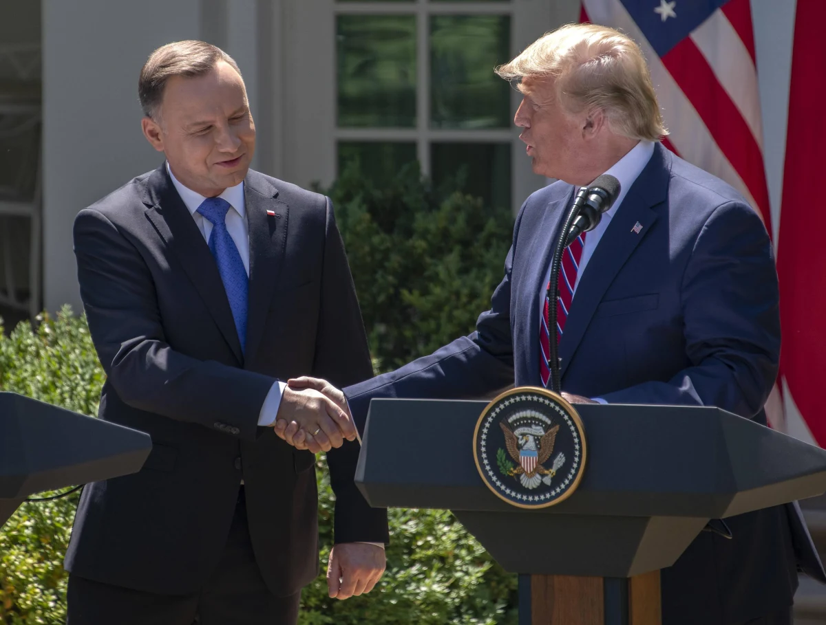 Przewodniczący komisji spraw zagranicznych Izby Reprezentantów Kongresu USA Eliot L. Engel wezwał prezydenta Donalda Trumpa, "aby natychmiast odwołał spotkanie z prezydentem Andrzejem Dudą". Jak stwierdził w oświadczeniu: zaproszenie Trumpa dla Dudy "jest kolejnym przykładem jego zauroczenia przywódcami, którzy pokazali tendencje autokratyczne". Równocześnie polityk podkreślił, że "Polska jest bliskim i cenionym sojusznikiem USA".