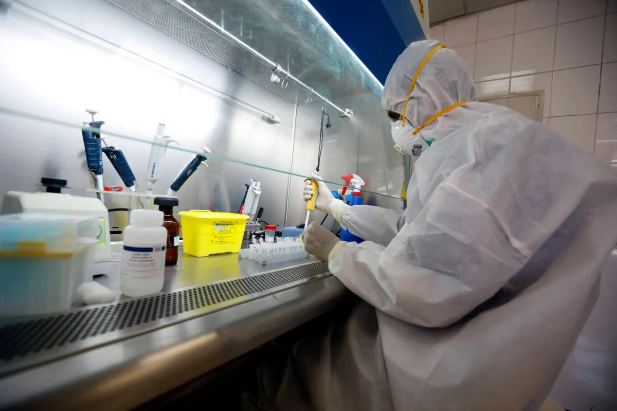 W walce z koronawirusem, a przynajmniej najbardziej poważnymi powikłaniami Covid-19 medycyna może mieć niespodziewanego sojusznika - piszą na łamach "mBio", czasopisma American Society for Microbiology, naukowcy Louisiana State University i Tulane University. Ich analiza wskazuje, że w tłumieniu szkodliwej reakcji układu odpornościowego może pomóc szczepionka MMR, przeciwko odrze, śwince i różyczce. Ich zdaniem warto rozważyć między innymi szczepienie pracowników służby zdrowia. W Polsce szczepionka MMR jest powszechnie stosowana od lat 70. ubiegłego wieku.