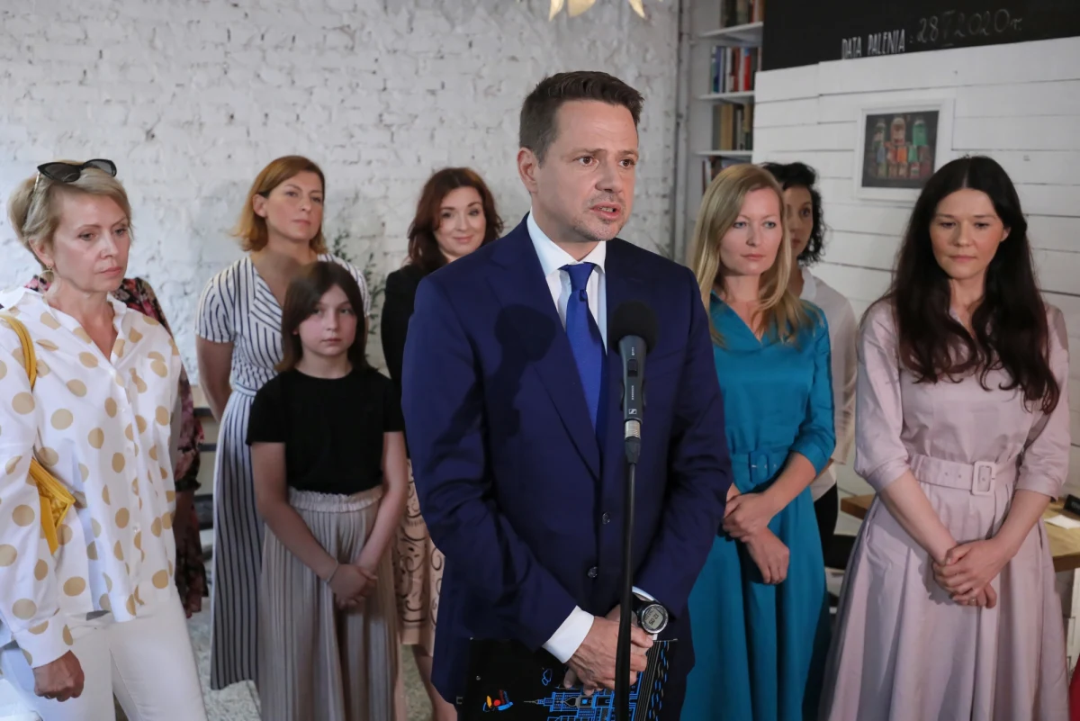 Umorzone zostało postępowanie ws. mężczyzny, który groził, że zabije kandydata na prezydenta RP Rafała Trzaskowskiego – poinformowała w piątek poznańska prokuratura. 41-letni poznaniak jest ciężko chory; prezydent Warszawy zrezygnował ze ścigania sprawcy gróźb.