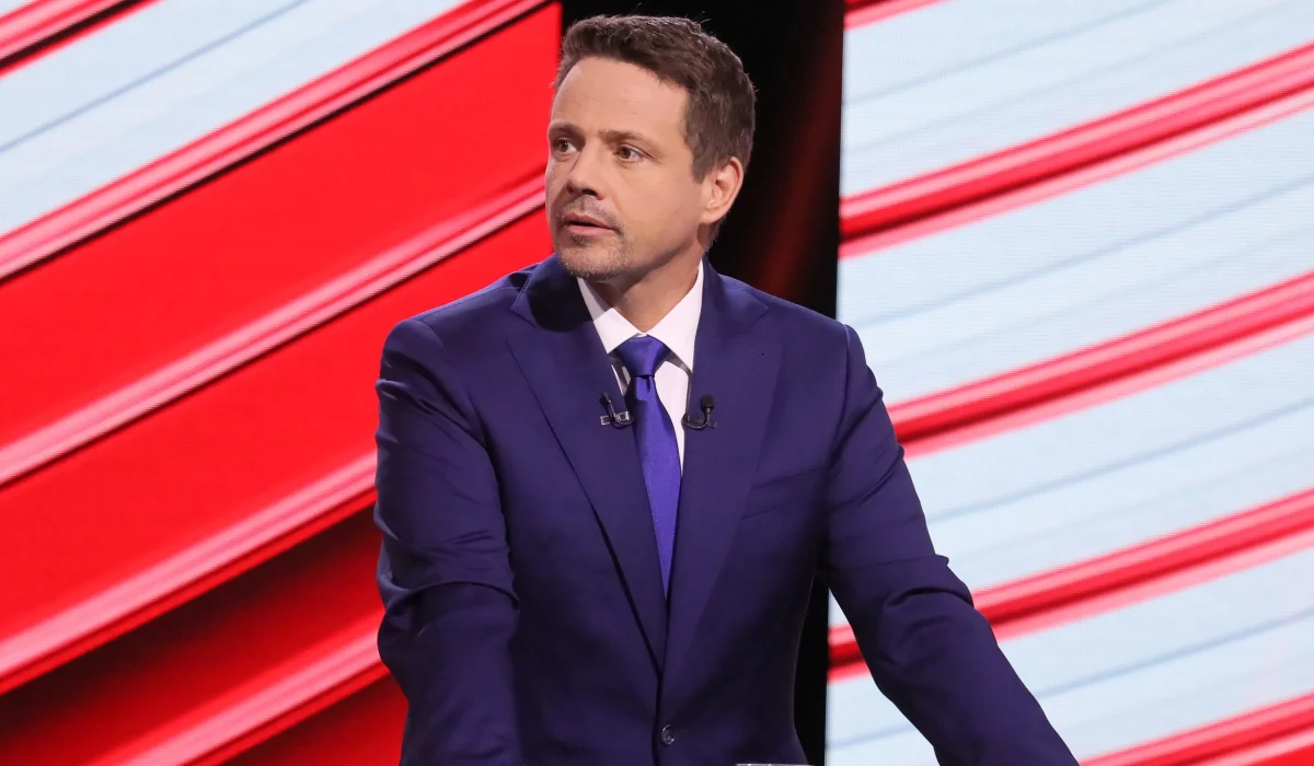 41,3 proc. badanych zadeklarowało oddanie głosu w wyborach prezydenckich na prezydenta Andrzeja Dudę, a 28,2 proc. na kandydata KO Rafała Trzaskowskiego - wynika z najnowszego sondażu IBRiS dla Onetu. Trzeci w sondażu jest szef PSL Władysław Kosiniak-Kamysz z wynikiem 8,3 proc.