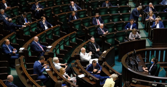 Sejm odrzucił w piątek większość poprawek Senatu do ustawy o dodatku solidarnościowym, m.in. zmiany podwyższające to świadczenie i zasiłek dla bezrobotnych do 1500 zł. Posłowie zgodzili się natomiast na część poprawek doprecyzowujących.