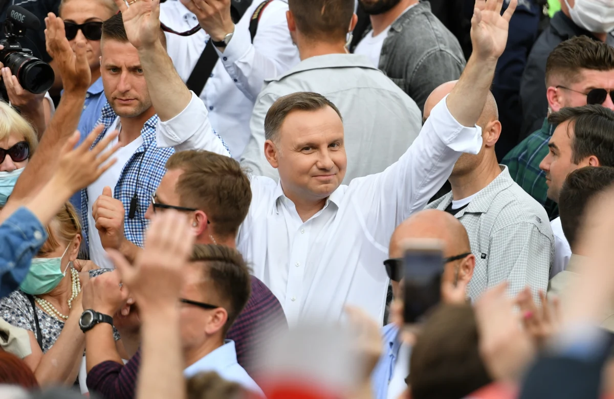 Budżet państwa nie zawalił się ani od 500+, ani od obniżenia wieku emerytalnego, ani od 300+, ani od 13. emerytury i renty. Nie zawalił się od tego, że wszystkie grupy społeczne dostały wsparcie - mówił w piątek w Kielcach ubiegający się o reelekcję prezydent Andrzej Duda.