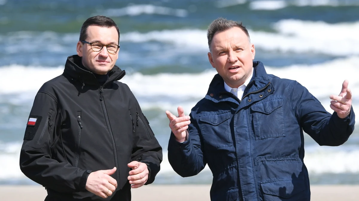 50 proc. Polaków negatywnie ocenia pracę prezydenta Andrzeja Dudy i premiera Mateusza Morawieckiego, a pozytywnie odpowiednio - 40 i 39 proc. badanych; pracę rządu dobrze ocenia 39 proc. Polaków, a źle 50 proc. - wynika z czerwcowego sondażu Kantar.