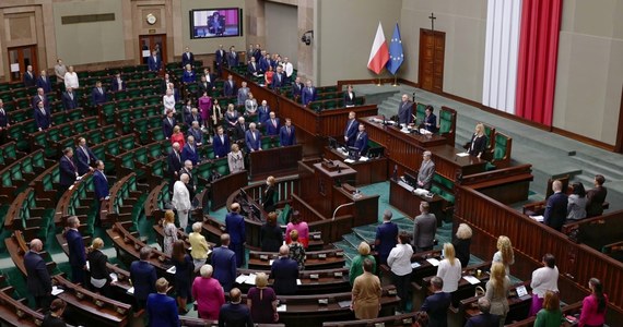 ​Sejm przyjął w piątek 91 ze 126 poprawek zgłoszonych przez Senat do tzw. Tarczy antykryzysowej 4.0. Wszystkie przyjęte poprawki zyskały wcześniej pozytywną rekomendację sejmowej komisji finansów publicznych. Ustawa trafi teraz do prezydenta.