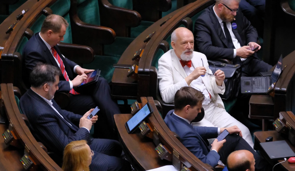 Sejm zmienił w piątek wieczorem swój regulamin - marszałek Sejmu na stałe będzie miał możliwość wprowadzenia, w określonych sytuacjach, pracy zdalnej posłów; dotychczas miało być to możliwe tylko do 30 czerwca br. Przeciw zmianie była opozycja, która zarzucała PiS, że zaprowadza Sejm niemy.