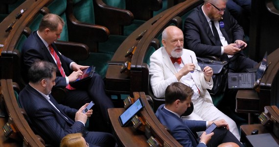 Sejm zmienił w piątek wieczorem swój regulamin - marszałek Sejmu na stałe będzie miał możliwość wprowadzenia, w określonych sytuacjach, pracy zdalnej posłów; dotychczas miało być to możliwe tylko do 30 czerwca br. Przeciw zmianie była opozycja, która zarzucała PiS, że zaprowadza Sejm niemy.