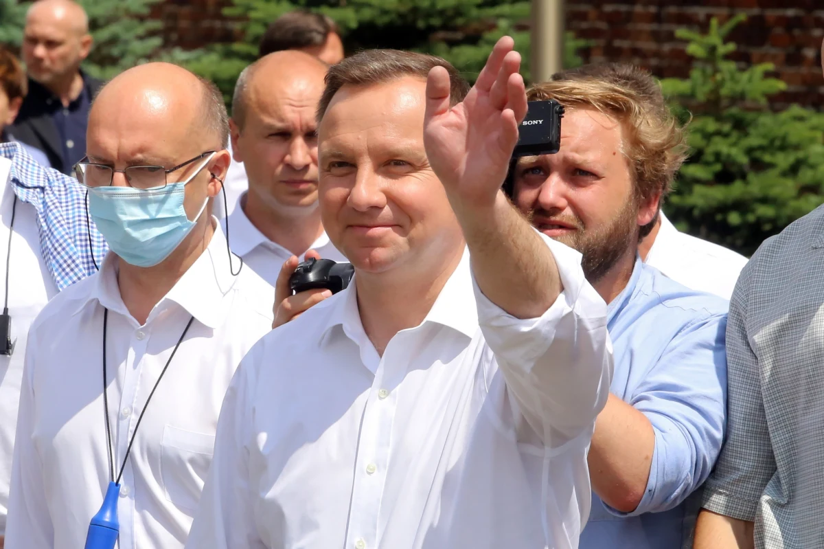 Jak wynika z najnowszego sondażu dla "Super Expressu" nie uda się rozstrzygnąć wyborów prezydenckich 28 czerwca. W drugiej turze wyborów spotkają się prawdopodobnie Andrzej Duda i Rafał Trzaskowski. Na zlecenie "Super Expressu" sprawdzono, jak rozłożą się wtedy głosy wyborców. 