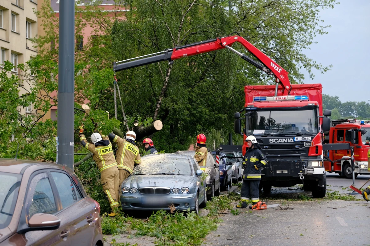 1824 - tyle razy ostatniej doby interweniowali strażacy  w związku z burzami w Polsce. Grzmotom towarzyszyły intensywne opady i wichury. Trzeba było wypompowywać wodę i usuwać przewrócone drzewa.