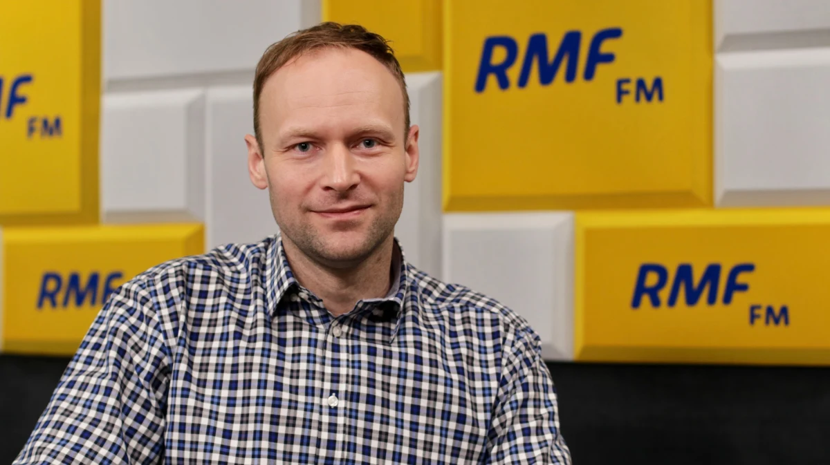 „Uważam, że jest szansa na zwycięstwo Andrzeja Dudy w I turze” – stwierdził gość Krzysztofa Ziemca w RMF FM Marcin Mastalerek. „To zależy, tak jak powiedziałem, od frekwencji w elektoracie PSL-u, Lewicy, Konfederacji i mobilizacji elektoratu Andrzeja Dudy. Nie wiem czy to się uda, bo równie dobrze może być wynik niższy, natomiast szansa dziś – przed ostatnim, decydującym tygodniem – jest. Sztab powinien robić wszystko, żeby mobilizować swoich wyborców” – dodał współtwórca sukcesu kampanii Andrzeja Dudy z 2015 roku. Były rzecznik PiS stwierdził też, że dziennikarze i publicyści żyją w tej chwili „w bańce”. „Polska jest gdzie indziej” – przekonywał.