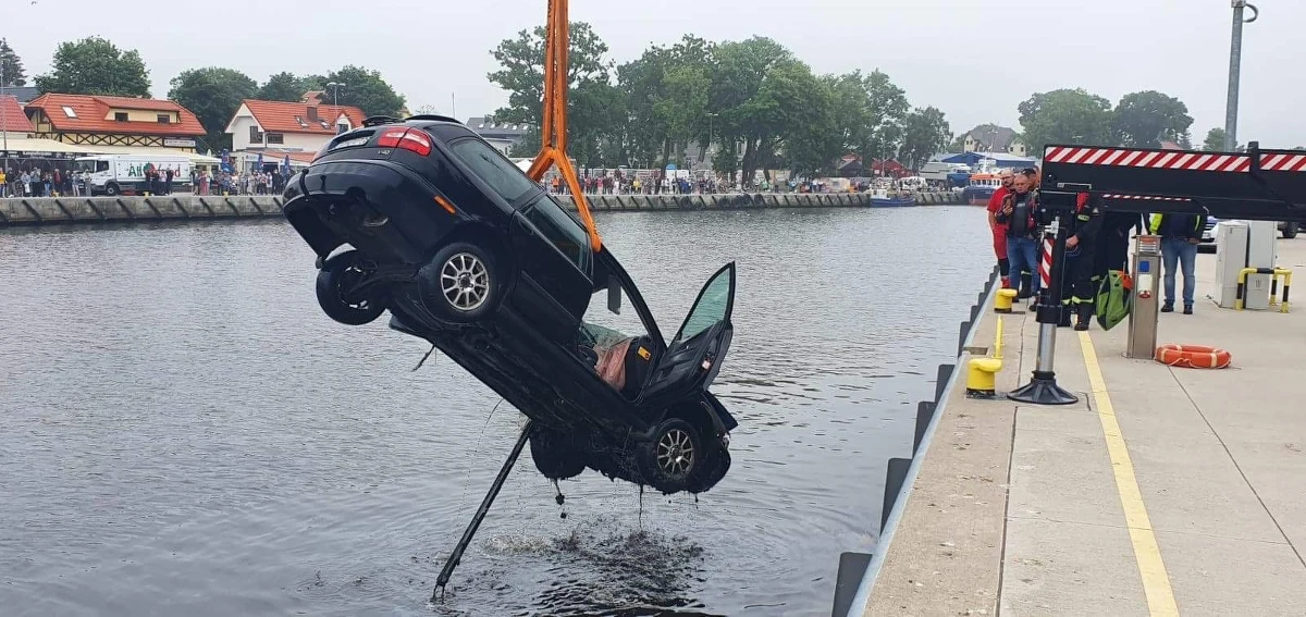 Samochód wjechał do kanału portowego w Mrzeżynie (Zachodniopomorskie) - poinformował w sobotę rzecznik komendanta wojewódzkiego PSP. Z auta wydobyto mężczyznę, niestety reanimacja nie przyniosła skutku.