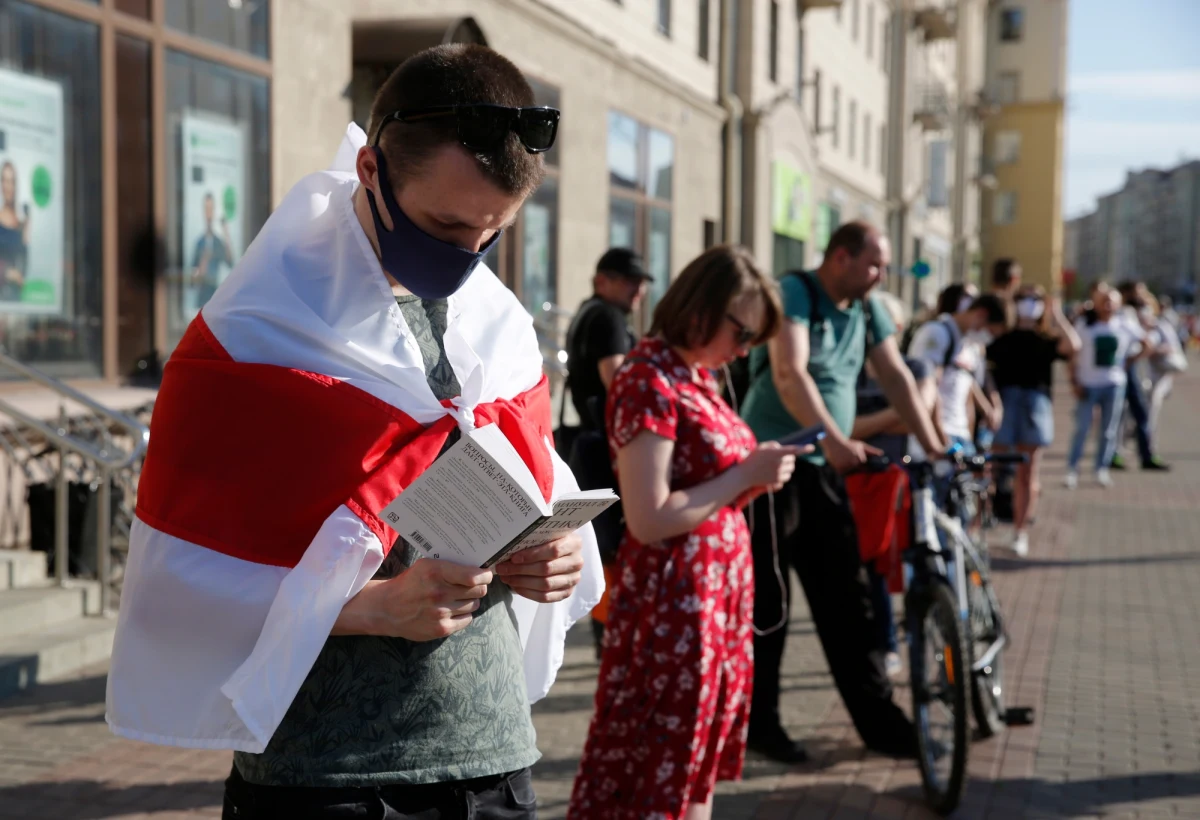 "Rezygnuję z udziału w kampanii wyborczej w związku z tym, co się dzieje (w kraju)" – powiedział w piątek Juryj Hubarewicz, lider opozycyjnego Ruchu o Wolność. Polityk został ukarany karą 15 dni aresztu za pikietę wyborczą zorganizowaną w dniu 7 czerwca.