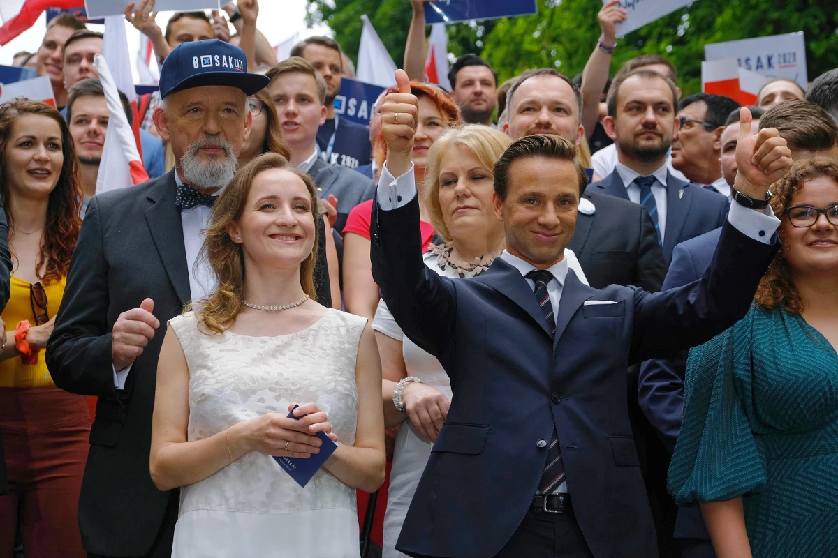 "Polacy zasługują na znacznie lepszy wybór niż pomiędzy prezydentem Andrzejem Dudą i pomiędzy prezydentem Rafałem Trzaskowskim" – oświadczył na konwencji w Warszawie Krzysztof Bosak – kandydat Konfederacji na prezydenta. "Jeden kiedyś w Unii Wolności, drugi kształcony na eurokratę, na stypendiach od Sorosa w instytucjach kształcących kadry dla polityki unijnej. Polacy zasługują na kogoś spoza tego układu, spoza tego politycznie poprawnego systemu" - dodał. Bosak zapewniał, że właśnie on jest taką osobą i "nigdy nie zmieni swoich poglądów".