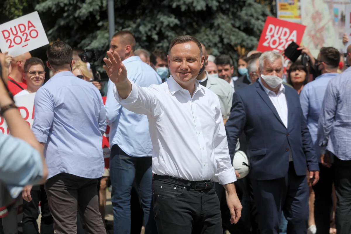 "Są dwa wyjścia: albo kłamie, albo jest niezrównoważony, skoro zmienia zdanie z dnia na dzień" – tak walczący o reelekcję Andrzej Duda opisał w Grajewie swojego rywala w wyborach prezydenckich – Rafała Trzaskowskiego. Odniósł się w ten sposób do zmiany zdania kandydata Koalicji Obywatelskiej ws. wieku emerytalnego. W odpowiedzi na te zarzuty Trzaskowski w Sorkwitach zadeklarował, że jako prezydent zawetuje każdą ustawę, która miałaby podnieść wiek emerytalny. 