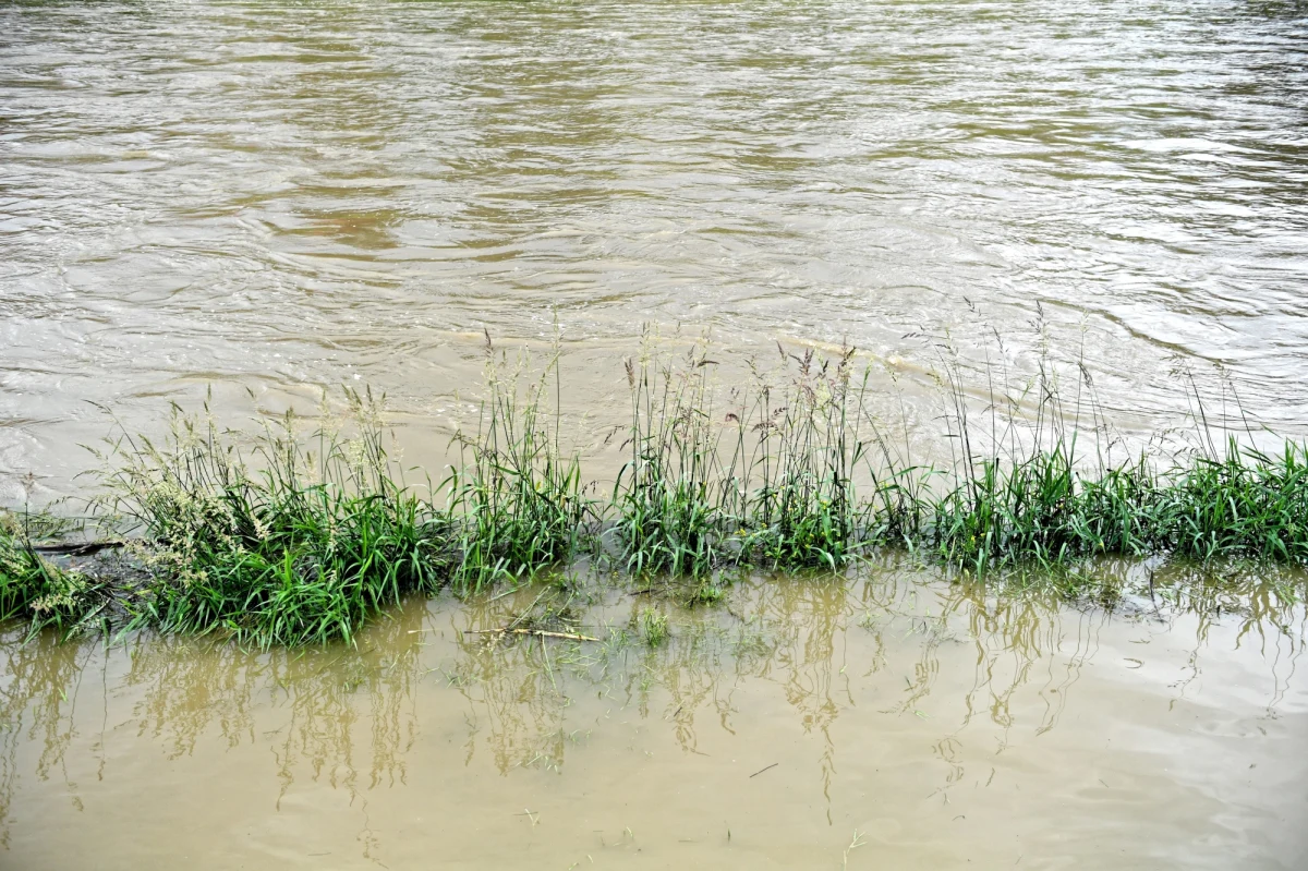 Do godz. 20 w sobotę ze względu na pogodę strażacy interweniowali 1100 razy, z czego 174 interwencji dotyczyło województwa opolskiego - przekazał Grzegorz Świszcz, zastępca dyrektora Rządowego Centrum Bezpieczeństwa. Wieczorem ulewa przeszła nad Brzezinami w woj. łódzkim. Zalane zostało centrum miasta. W Kłodzku na Dolnym Śląsku obowiązuje alarm przeciwpowodziowy. Z kolei w woj. warmińsko-mazurskim w Międzylesiu strażacy dostali wezwanie do domu, w którym z powodu braku prądu odcięte zostało zasilanie do respiratora. Mazurskie Ochotnicze Pogotowie Ratunkowe musiało udzielić pomocy kilku jednostkom, które mimo ostrzeżeń o burzy nie spłynęły z jezior. Ratownicy holowali m.in. jacht z dziećmi na pokładzie.