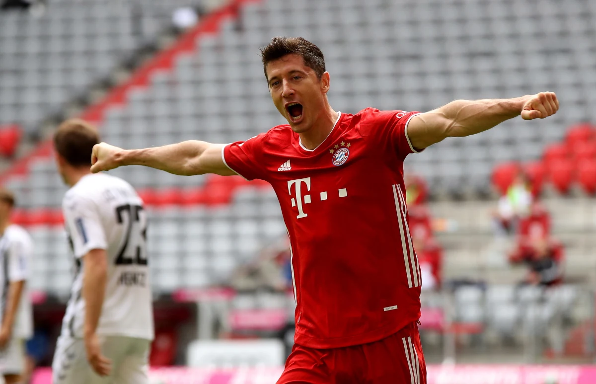 Robert Lewandowski strzelił dwa gole i miał asystę w meczu Bayernu Monachium z Freiburgiem, wygranym przez gospodarzy 3:1 w przedostatniej kolejce niemieckiej ekstraklasy. Borussia Dortmund, której piłkarzem jest Łukasz Piszczek, zapewniła sobie wicemistrzostwo.
