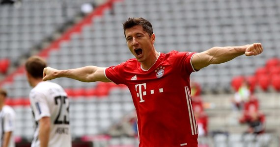 Robert Lewandowski strzelił dwa gole i miał asystę w meczu Bayernu Monachium z Freiburgiem, wygranym przez gospodarzy 3:1 w przedostatniej kolejce niemieckiej ekstraklasy. Borussia Dortmund, której piłkarzem jest Łukasz Piszczek, zapewniła sobie wicemistrzostwo.