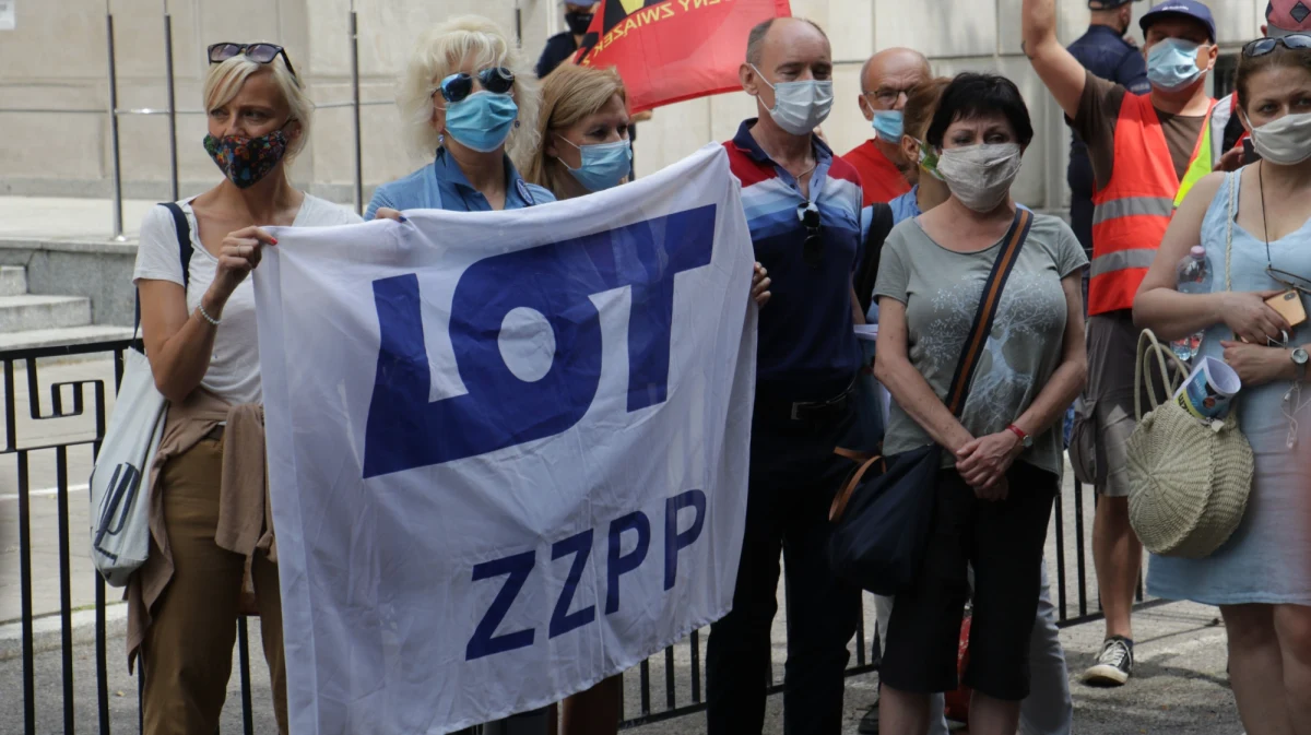 Kilkuset związkowców z Poczty Polskiej oraz Polskich Linii Lotniczych LOT protestowało w sobotę przed Ministerstwem Aktywów Państwowych. Sprzeciwiali się zwolnieniom i obniżkom pensji. Domagali się też dymisji Jacka Sasina. 