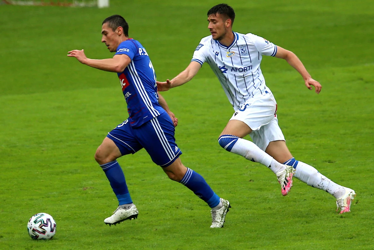 Broniący tytułu Piast Gliwice przegrał na własnym stadionie z Lechem Poznań 0:2 w meczu grupy mistrzowskiej piłkarskiej ekstraklasy. Goście, którzy przez niemal całą drugą połowę grali w osłabieniu, byli niezwykle skuteczni, bo oddali w sumie tylko dwa celne strzały.