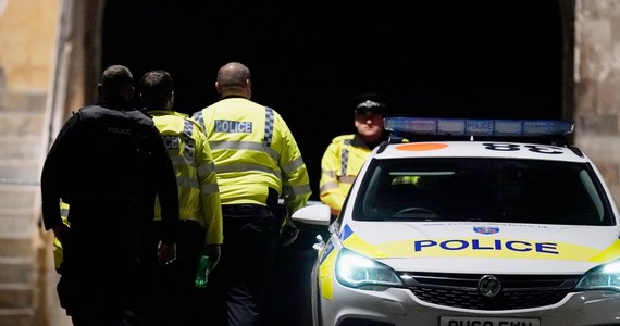 Brytyjska policja potwierdziła w niedzielę nad ranem, że w ataku nożownika w mieście Reading na zachód od Londynu zginęły trzy osoby, a trzy kolejne odniosły poważne obrażenia. Obecnie śledczy nie traktują tego zdarzenia jako ataku terrorystycznego. Według nieoficjalnych informacji sprawca jest Libijczykiem.