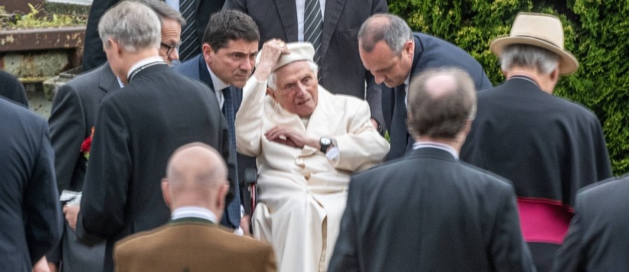 Emerytowany papież Benedykt XVI wróci w poniedziałek z Niemiec do Watykanu - ogłosił rzecznik diecezji w Ratyzbonie. Poprzednik Franciszka poleciał do Bawarii w czwartek, gdy pogorszył się stan zdrowia jego brata, 96-letniego księdza Georga Ratzingera.