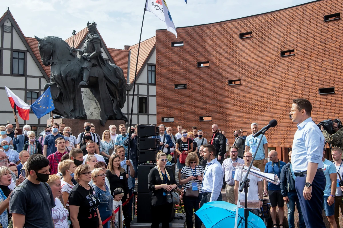 Wiecowe zawołanie jednego z kandydatów do prezydentury dobrze brzmi jako wezwanie do zmian. Dla nikłej niestety części wyborców oznacza jednak brak zgody na ewidentne i świadome łamanie przepisów Konstytucji i manipulowanie prawem w interesie polityków. Niezależnie od wyników, wybory 28 czerwca przejdą do historii, niestety jako jawna kompromitacja państwa prawa.