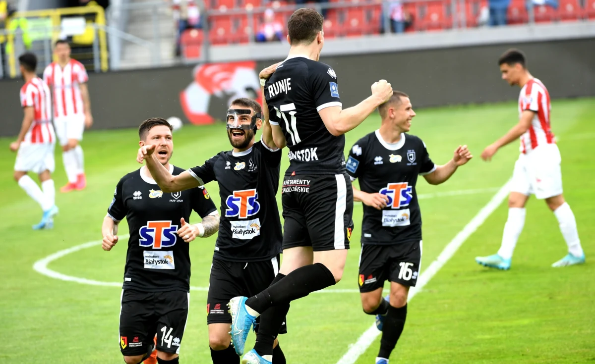 Cracovia przegrała z Jagiellonią 1:2 w meczu 31. kolejki. W kadrze Cracovii na to spotkanie zabrakło byłego kapitana - Janusza Gola. Konflikt pomocnika z trenerem Michałem Probierzem narasta, od czasu gdy odmówił podpisania aneksu do kontraktu o obniżce zarobków. Szkoleniowiec "Pasów" zarzucił Golowi kłamstwo, gdy ten w programie "Sekcja piłkarska" stwierdził, że Probierz nie odbył z nim indywidualnej rozmowy, aby rozwiązać problem.